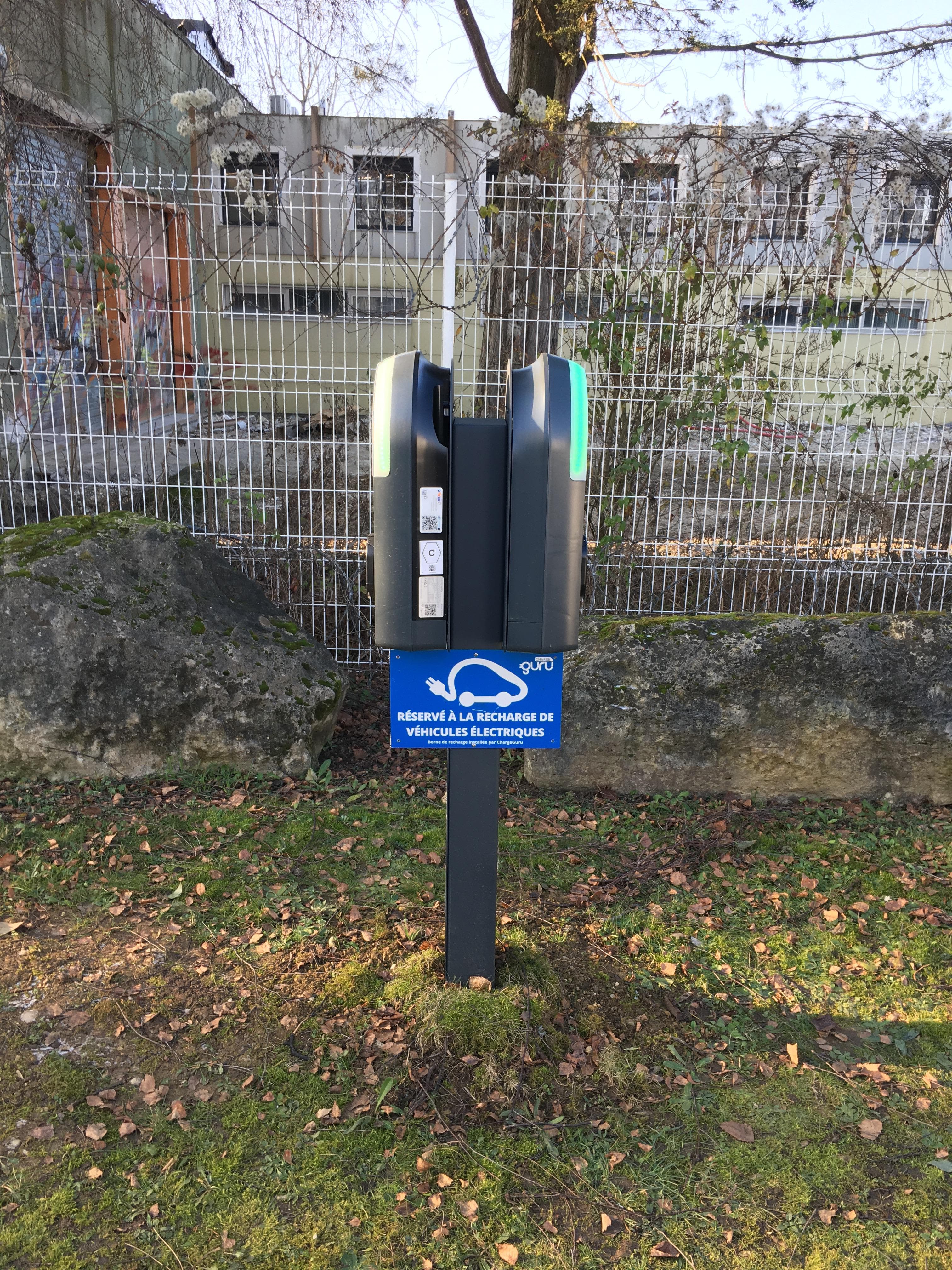 Installation de deux bornes de recharge IRVE côte à côte en parking de résidence
