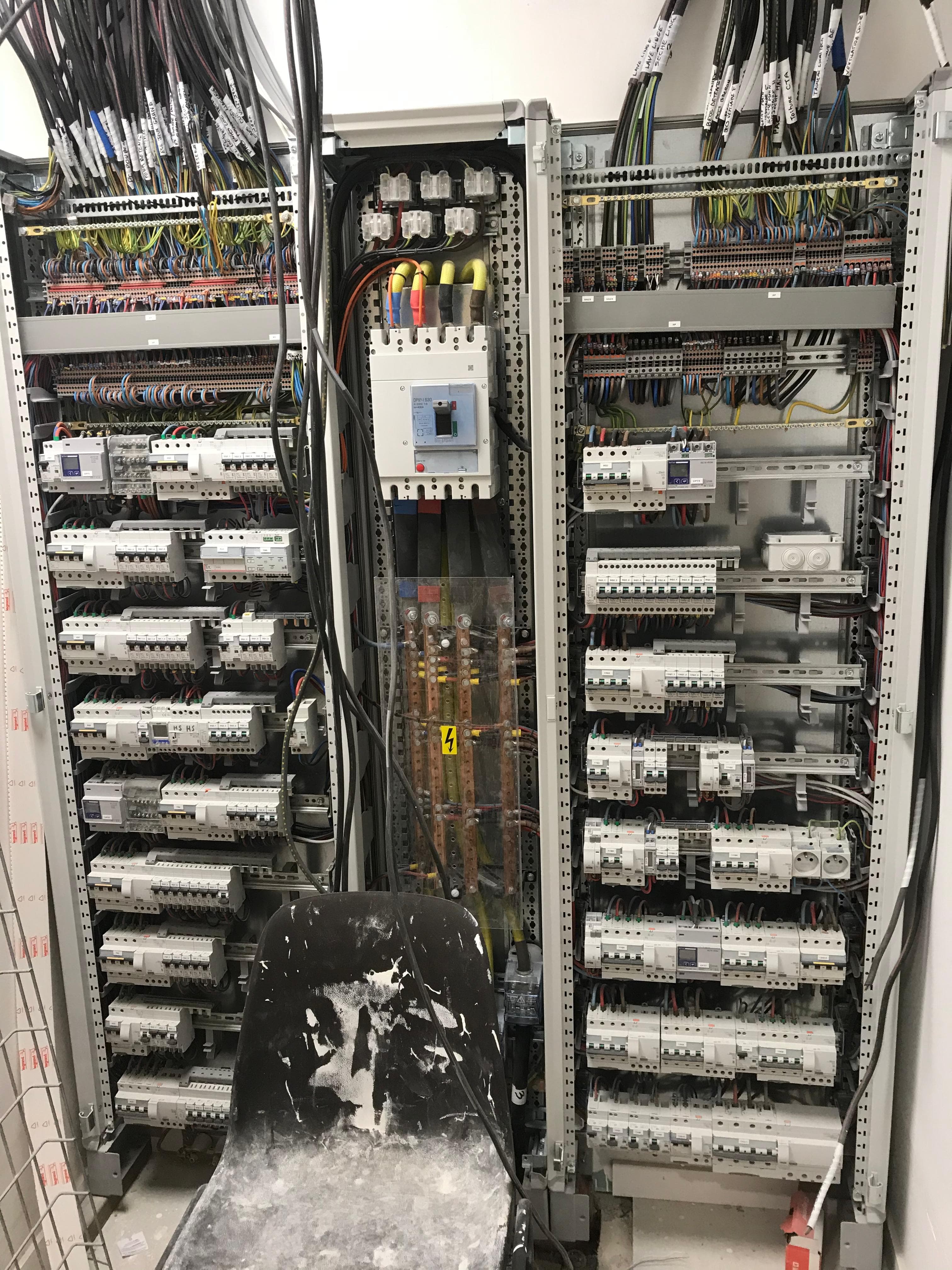 Tableau électrique professionnel haute capacité avec modules de protection organisés